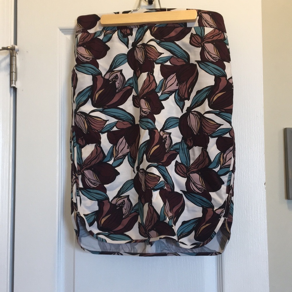 LOFT flowered pencil skirt size 6